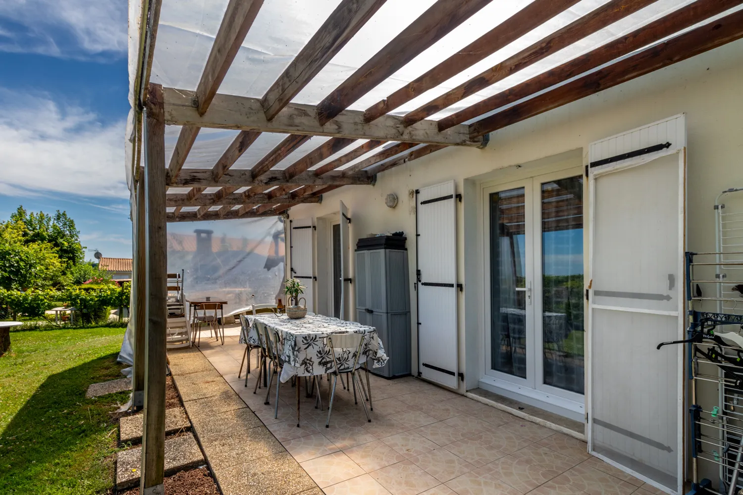 Maison 3 chambres, un T2 indépendant, beau jardin, carport à St-Georges-des-Coteaux 