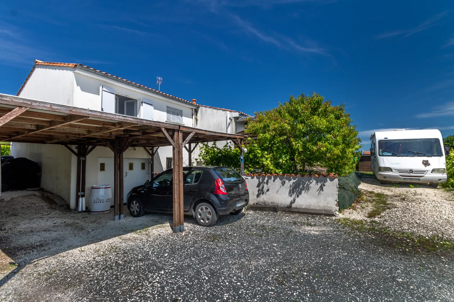 Maison 3 chambres, un T2 indépendant, beau jardin, carport à St-Georges-des-Coteaux 