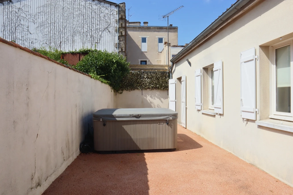 Maison de plain-pied avec terrasse et parkings à Cognac