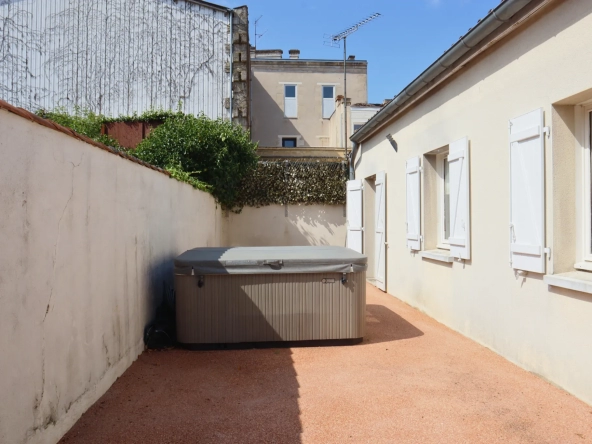 Maison de plain-pied avec terrasse et parkings à Cognac