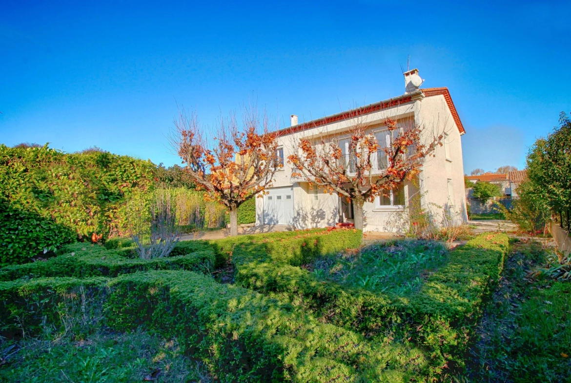 Maison rénovée avec jardin à Trèbes 