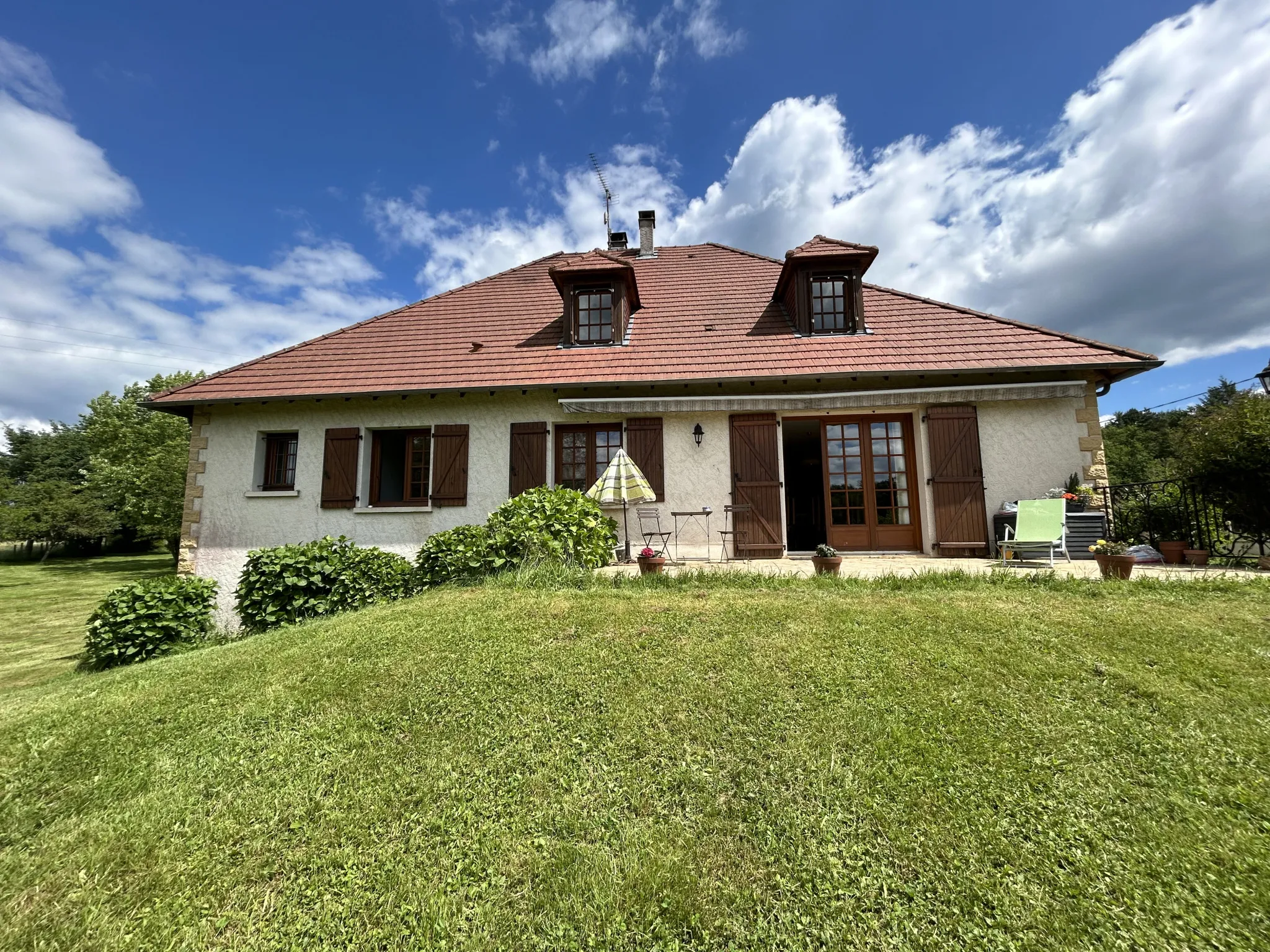 Maison spacieuse avec 5 chambres à Saint Clément en Corrèze 