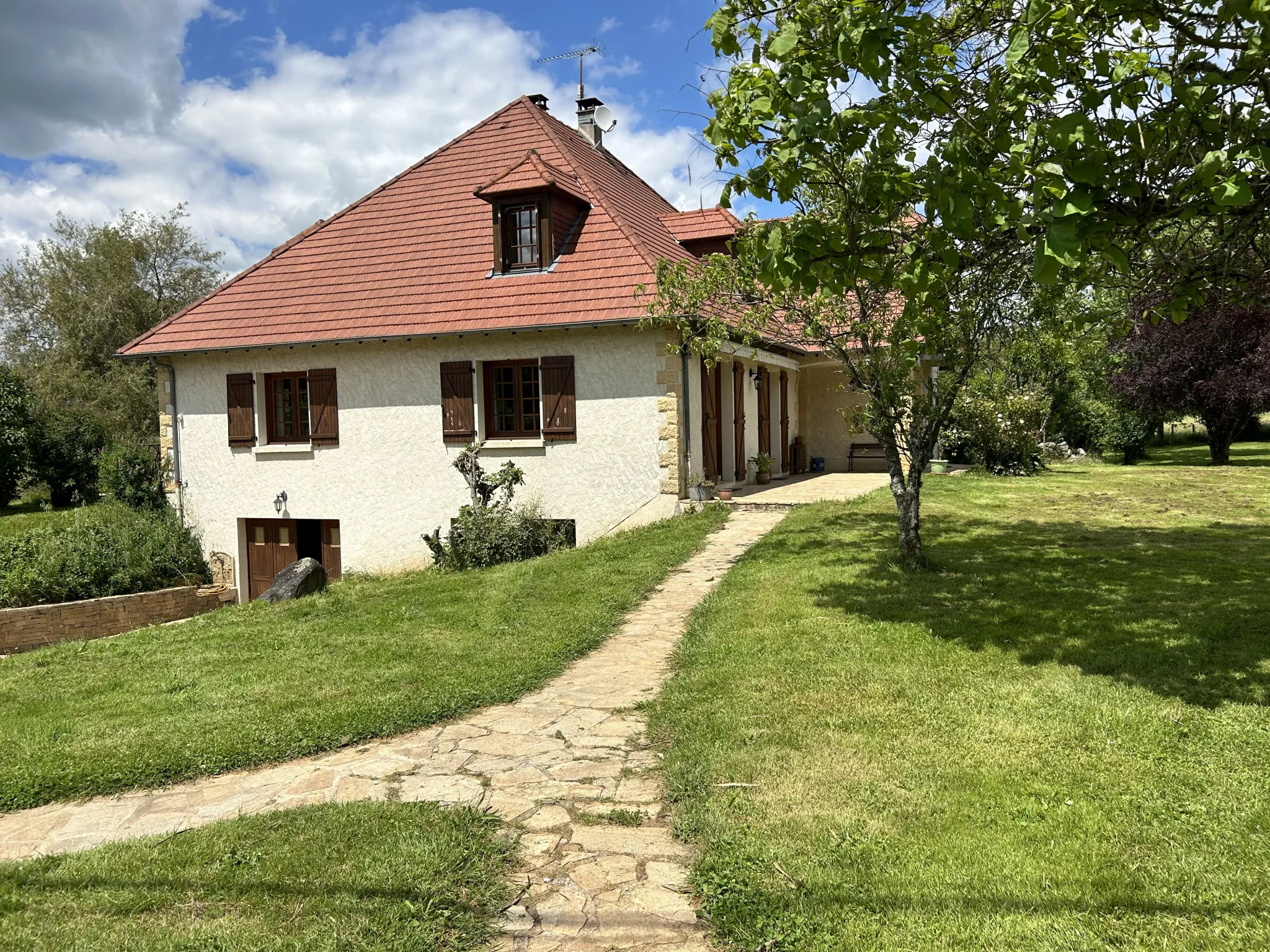 Maison spacieuse avec 5 chambres à Saint Clément en Corrèze 