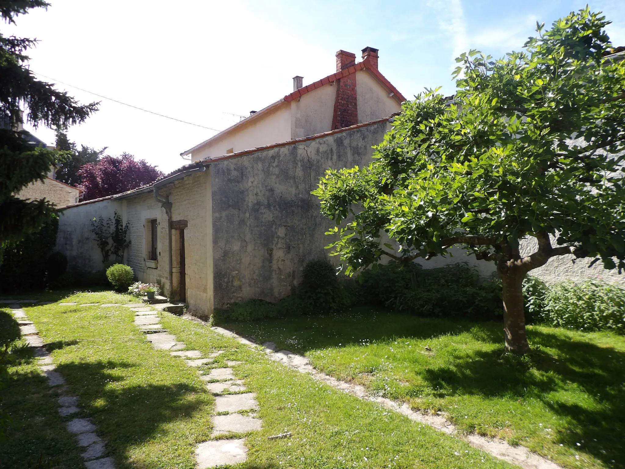 Maison Ancienne de 5 Pièces avec Jardin et Dépendances à Bazauges 