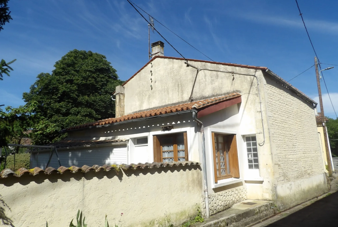 Maison Ancienne de 5 Pièces avec Jardin et Dépendances à Bazauges 