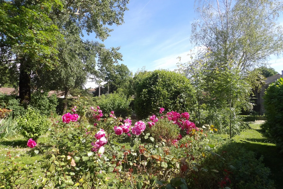 Maison Ancienne de 5 Pièces avec Jardin et Dépendances à Bazauges 