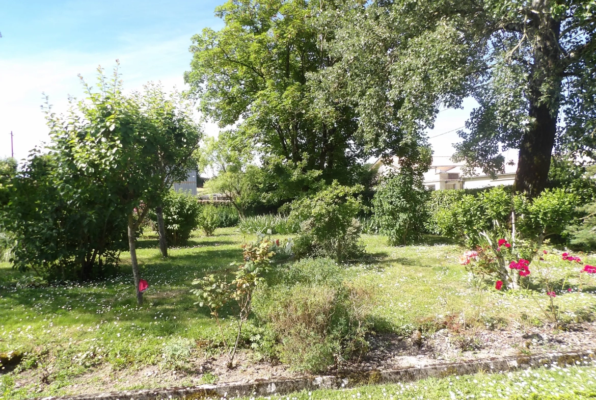 Maison Ancienne de 5 Pièces avec Jardin et Dépendances à Bazauges 