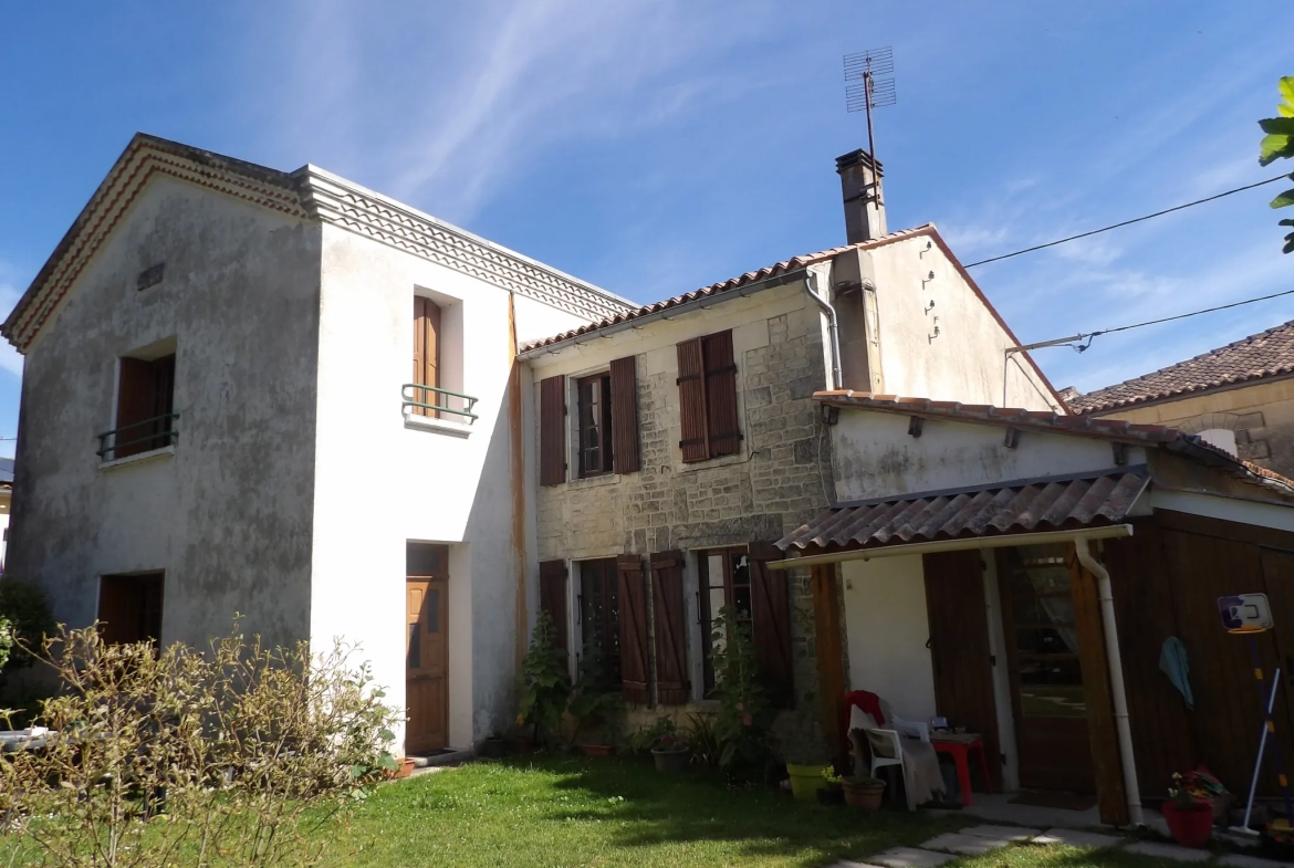 Maison Ancienne de 5 Pièces avec Jardin et Dépendances à Bazauges 