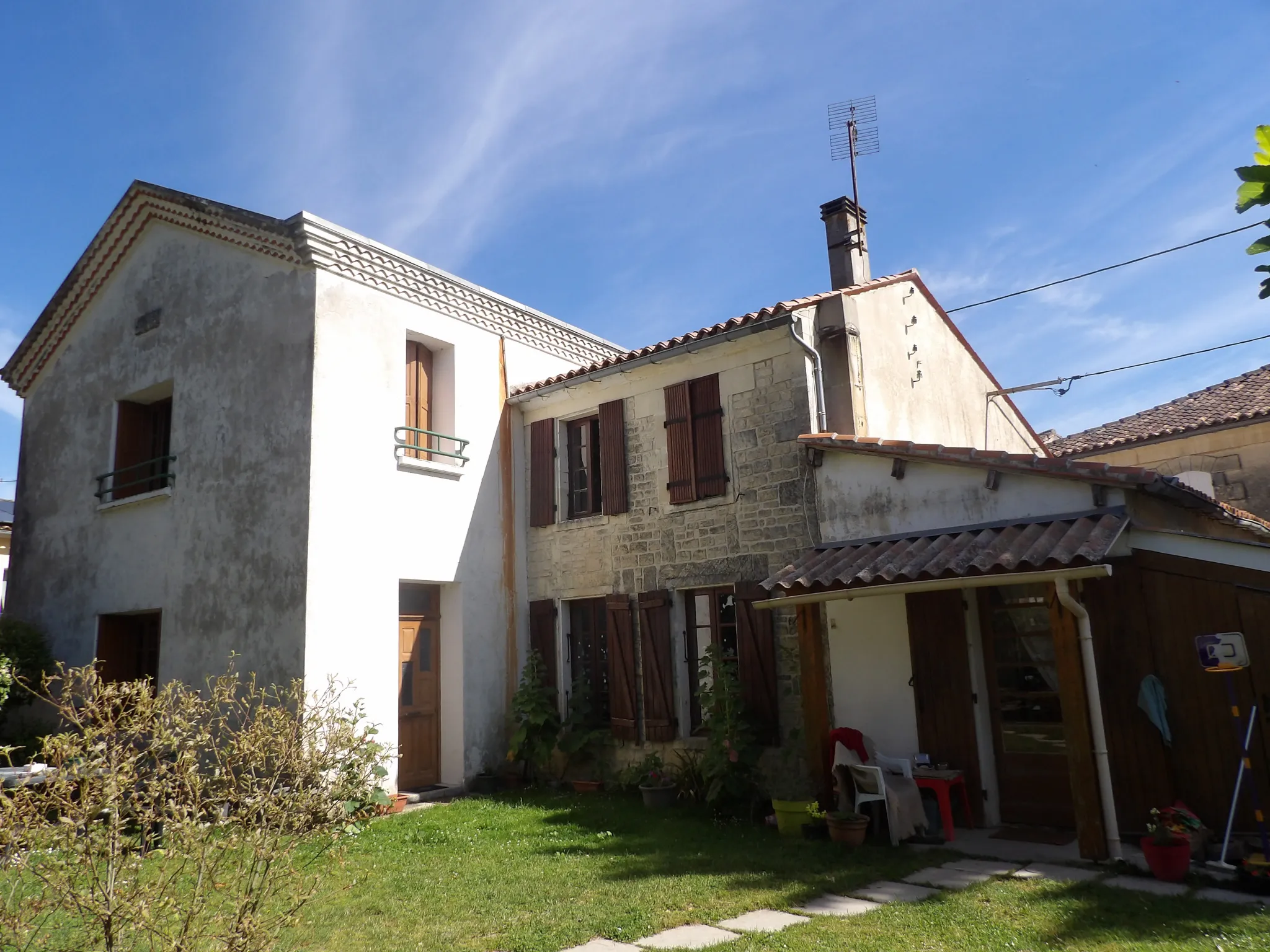 Maison Ancienne de 5 Pièces avec Jardin et Dépendances à Bazauges 