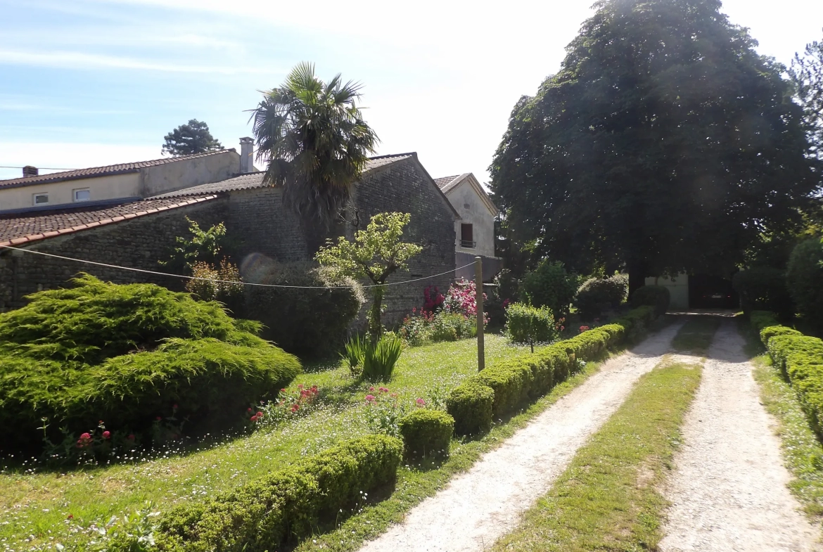 Maison Ancienne de 5 Pièces avec Jardin et Dépendances à Bazauges 