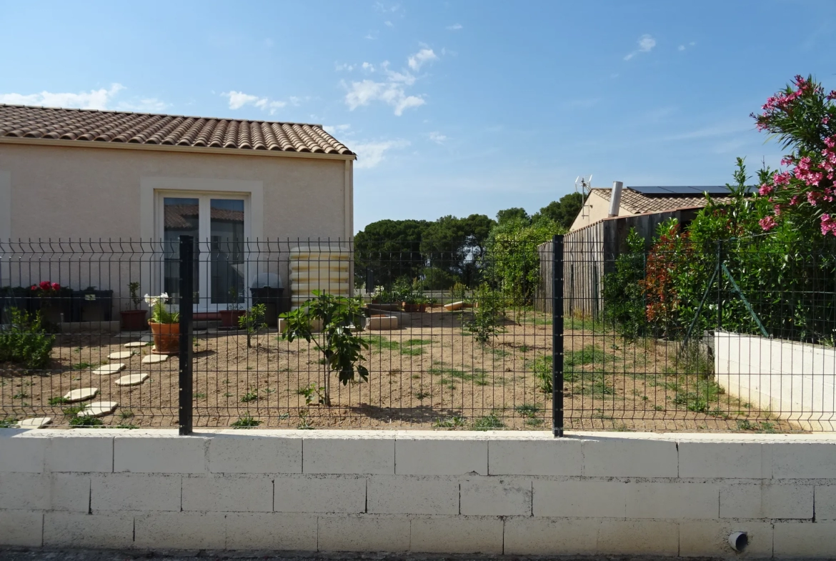 Villa de plain-pied avec garage et dépendance à Puicheric 