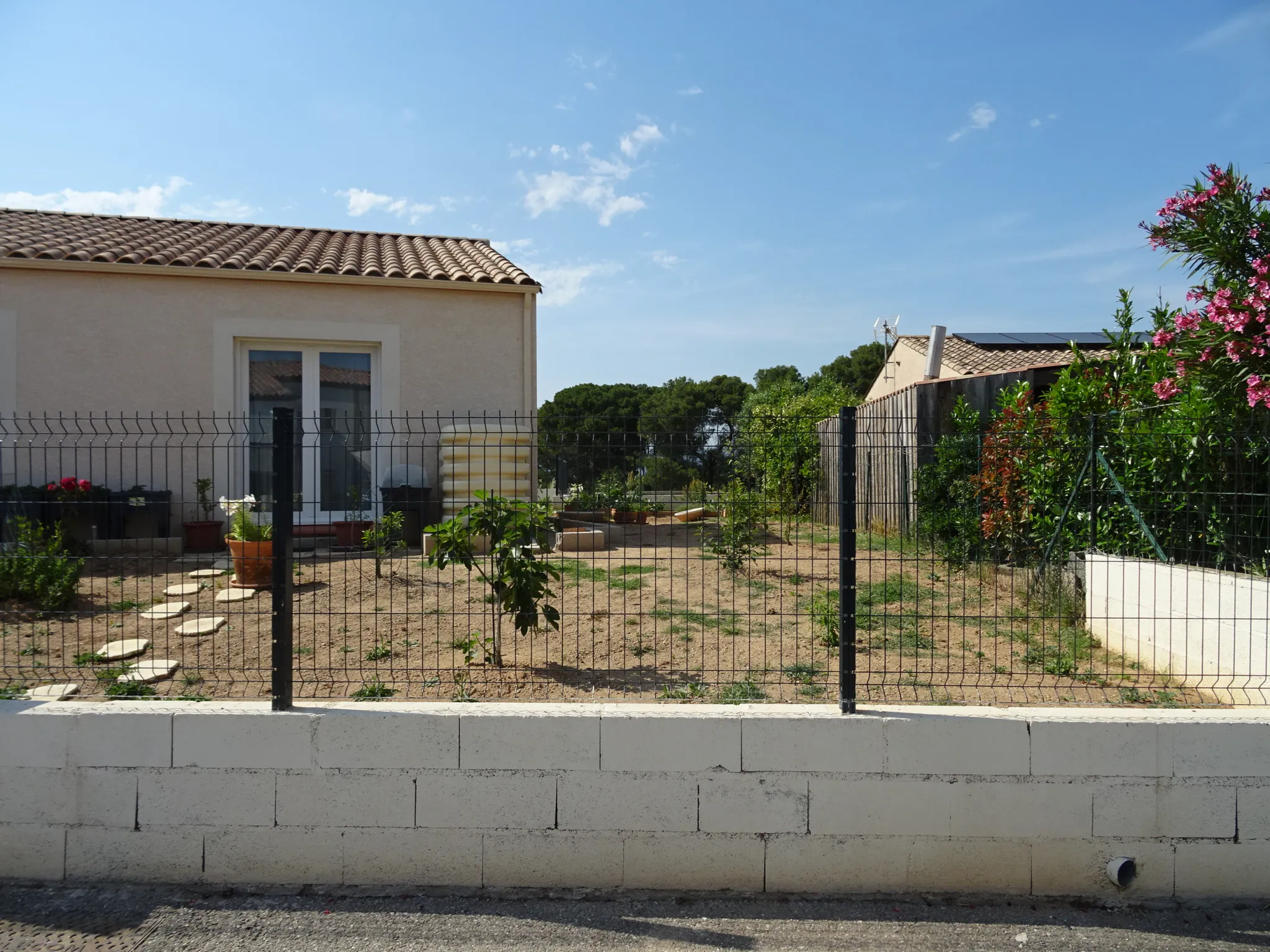 Villa de plain-pied avec garage et dépendance à Puicheric 