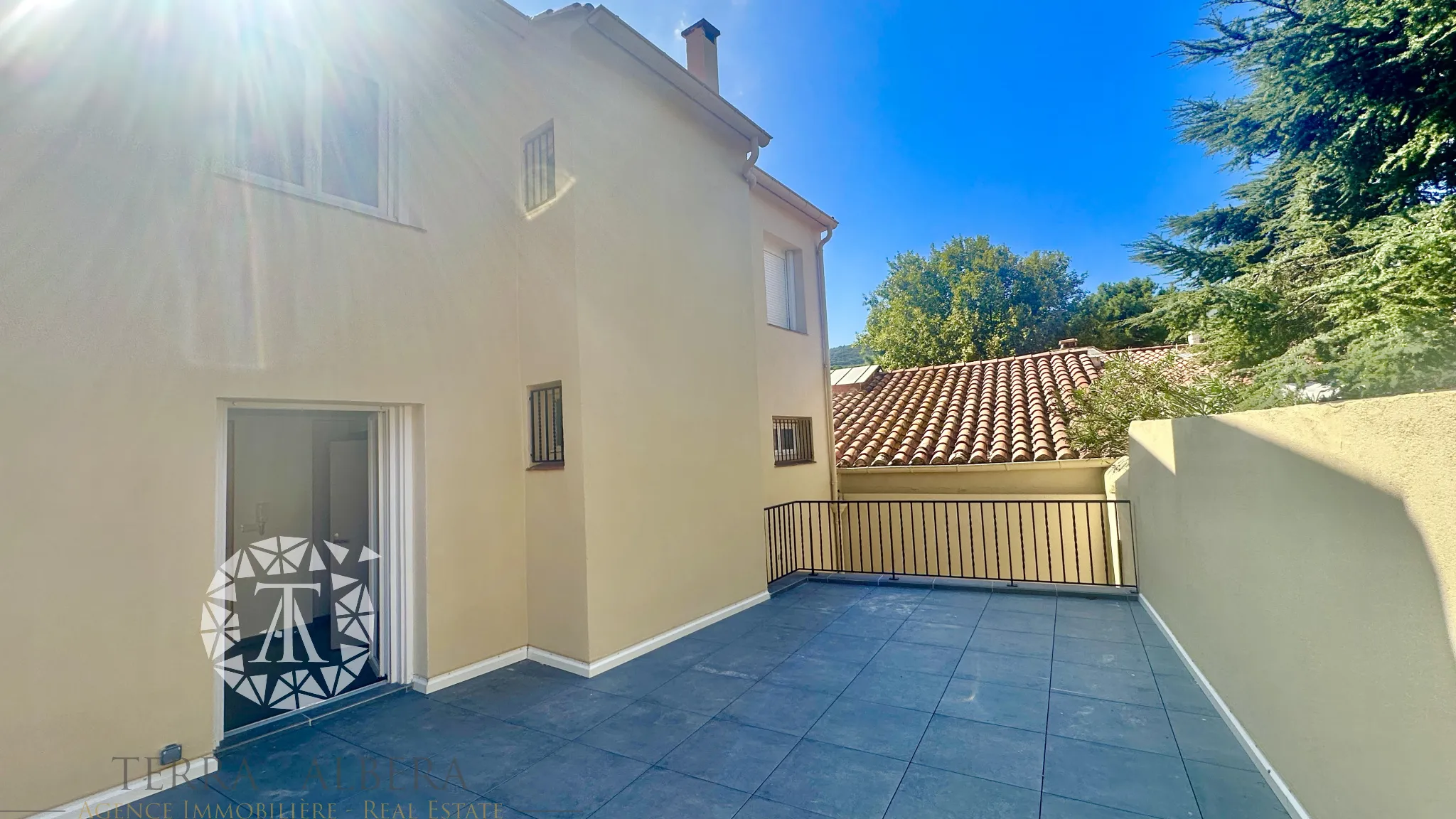 Appartement rénové avec grande terrasse à Port-Vendres 