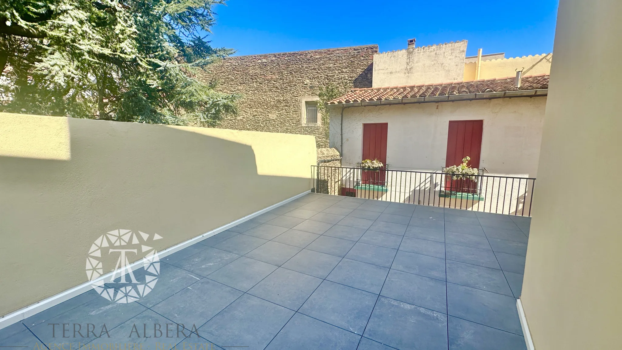 Appartement rénové avec grande terrasse à Port-Vendres 