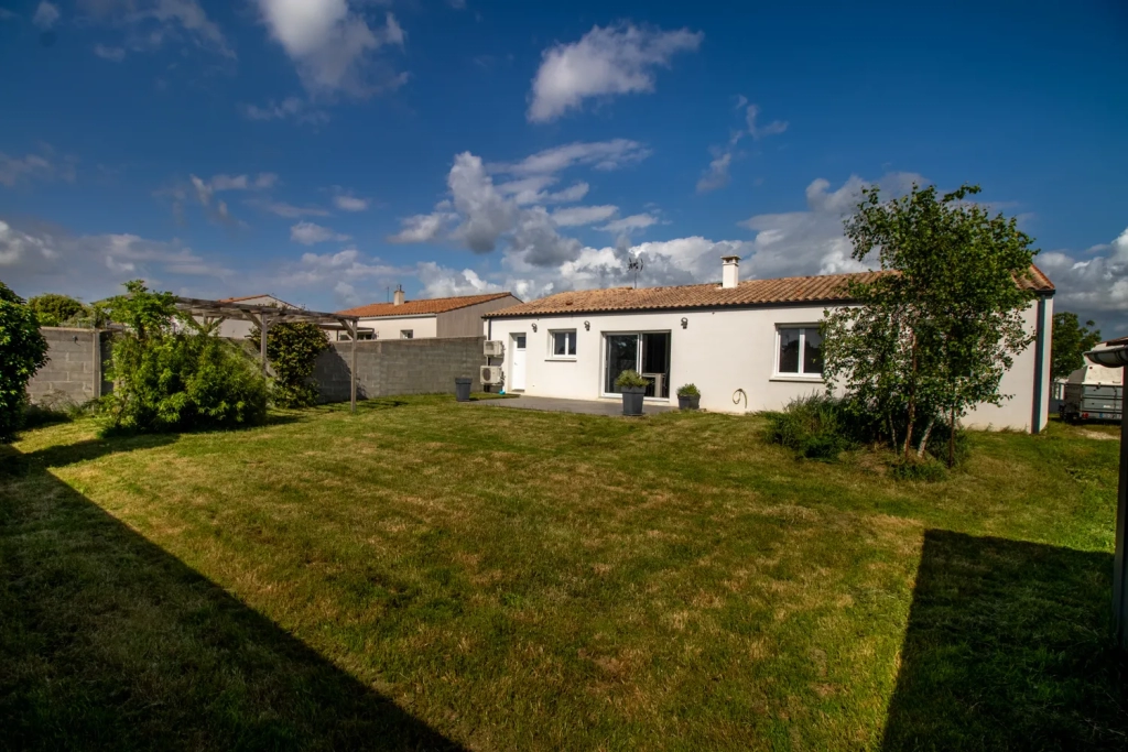 Single-Storey House - 3 Bedrooms - Garage - Garden - Saint-Savinien