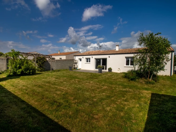 Single-Storey House - 3 Bedrooms - Garage - Garden - Saint-Savinien