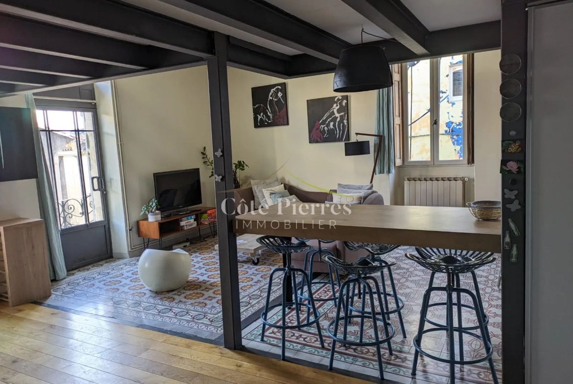 Bel Appartement de Type 3 Rénové à Nîmes avec Balcon 