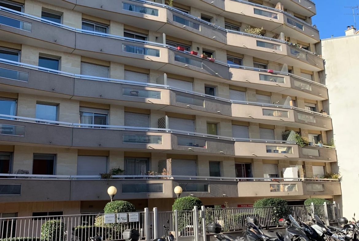 Grand T1 Lumineux avec Vue sur Jardin à Paris 