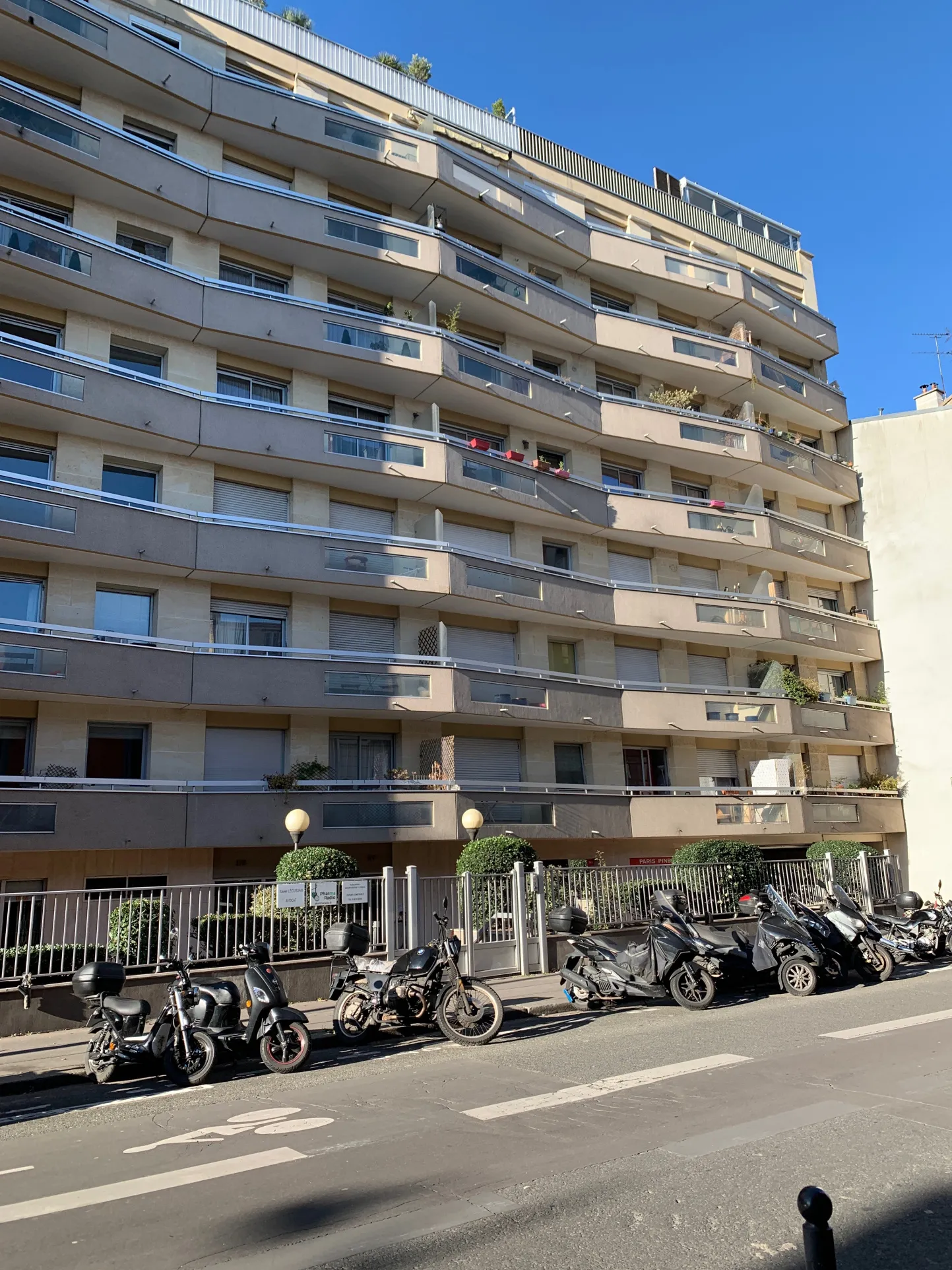 Grand T1 Lumineux avec Vue sur Jardin à Paris 