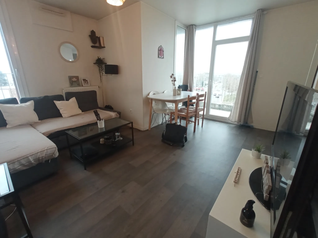 Appartement lumineux 2 pièces avec terrasse à Cergy