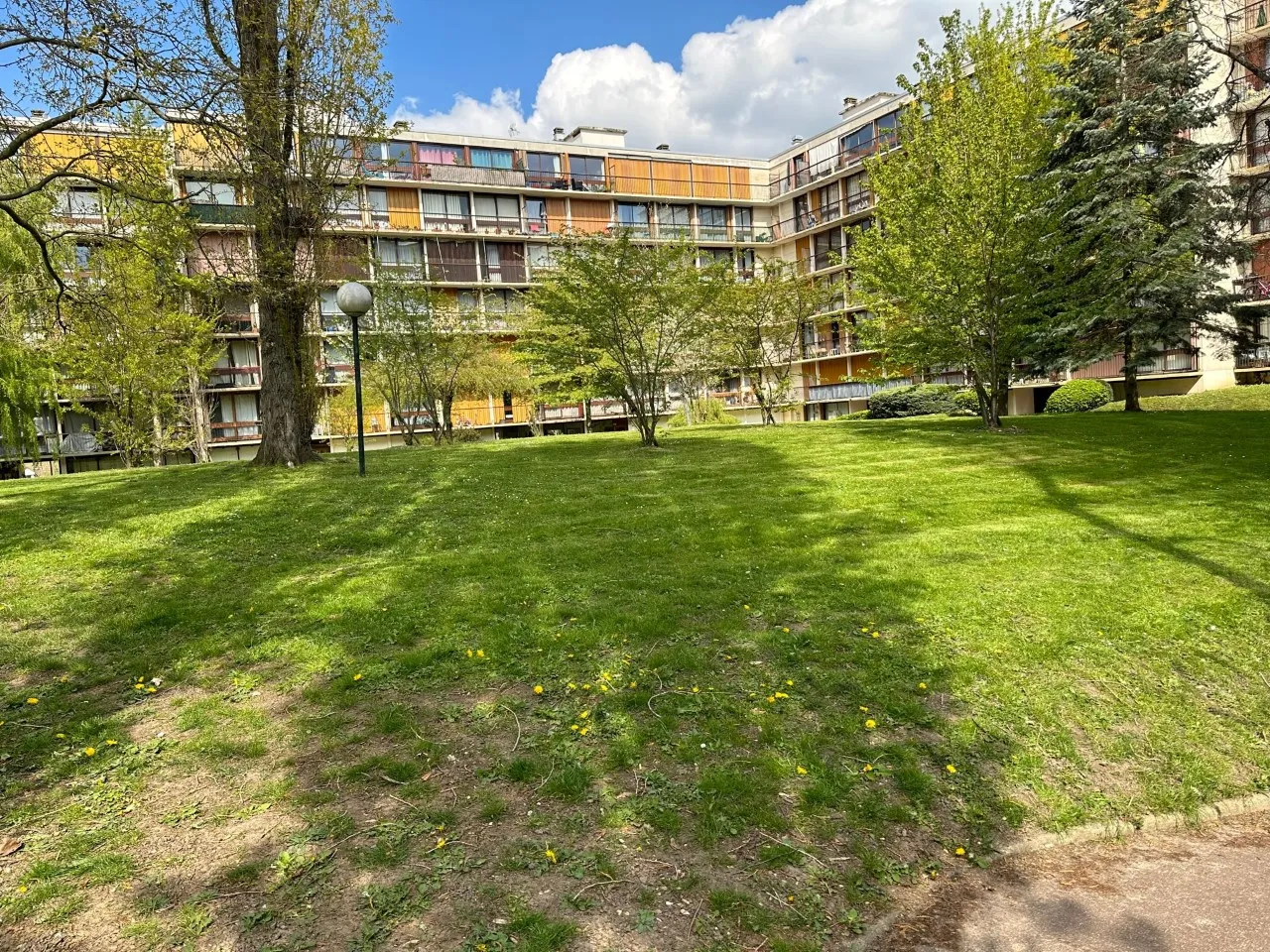 Appartement avec piscine et balcon - Fontenay le Fleury 