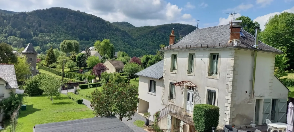 Belle Maison en Pierre 1930 à Aurillac