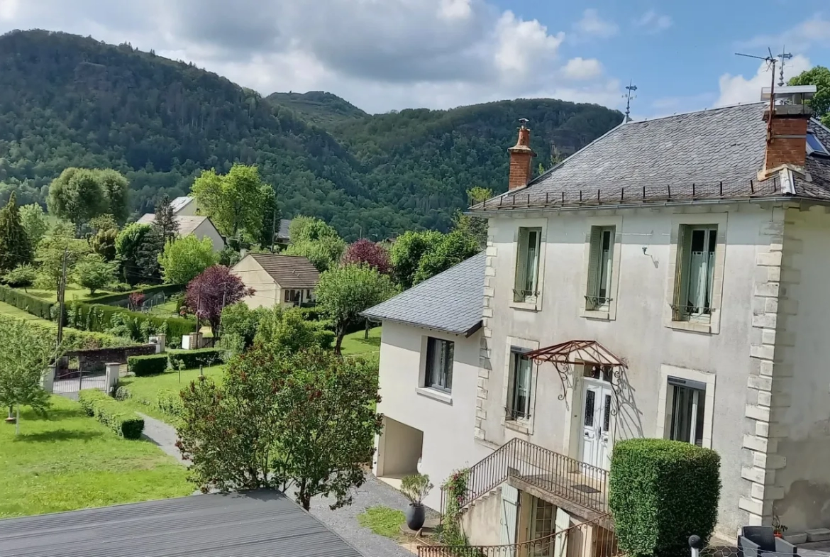 Belle Maison en Pierre 1930 à Aurillac 