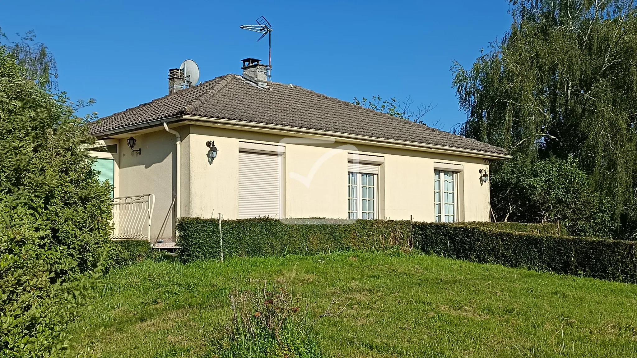 Maison plain pied avec sous-sol semi enterré à Dussac 