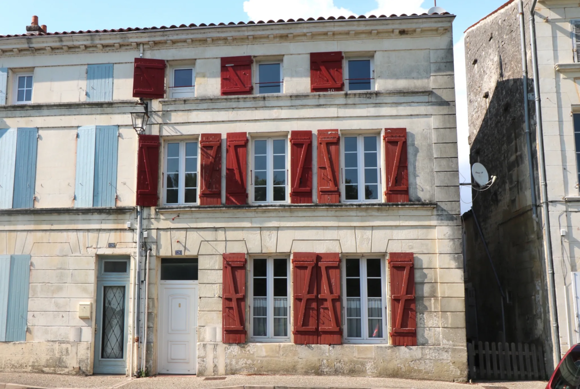 Maison de 103 m2 sur les quais de Saint-Savinien avec vue Charente 