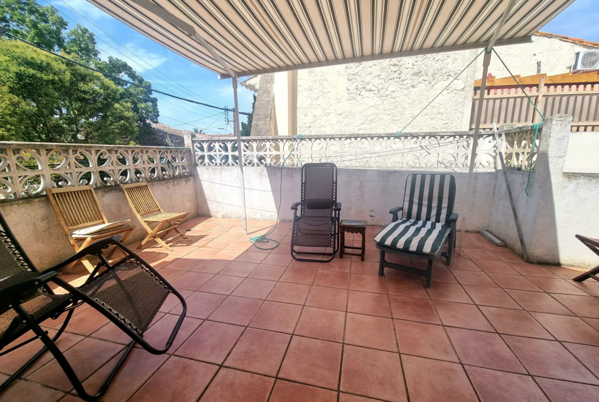 Maison familiale avec cour, terrasses et garage à Saint Marcel sur Aude 