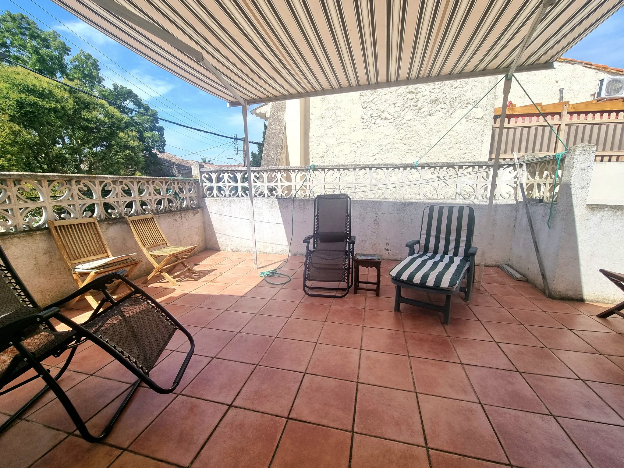 Maison familiale avec cour, terrasses et garage à Saint Marcel sur Aude 