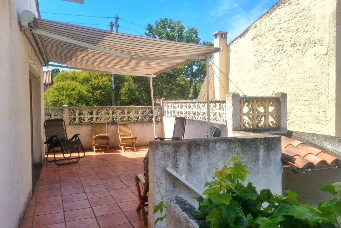 Maison familiale avec cour, terrasses et garage à Saint Marcel sur Aude 