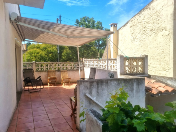 Maison familiale avec cour, terrasses et garage à Saint Marcel sur Aude