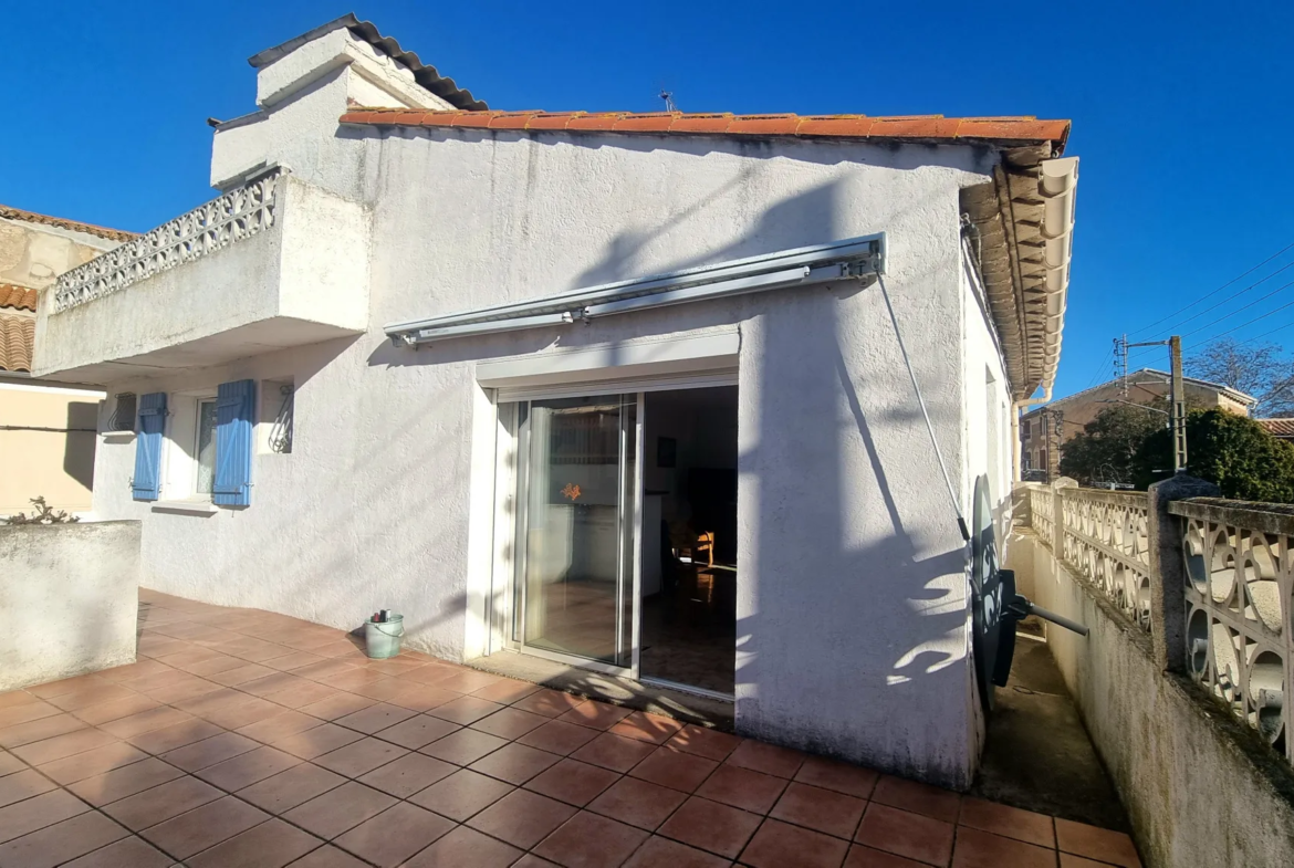 Maison familiale avec cour, terrasses et garage à Saint Marcel sur Aude 