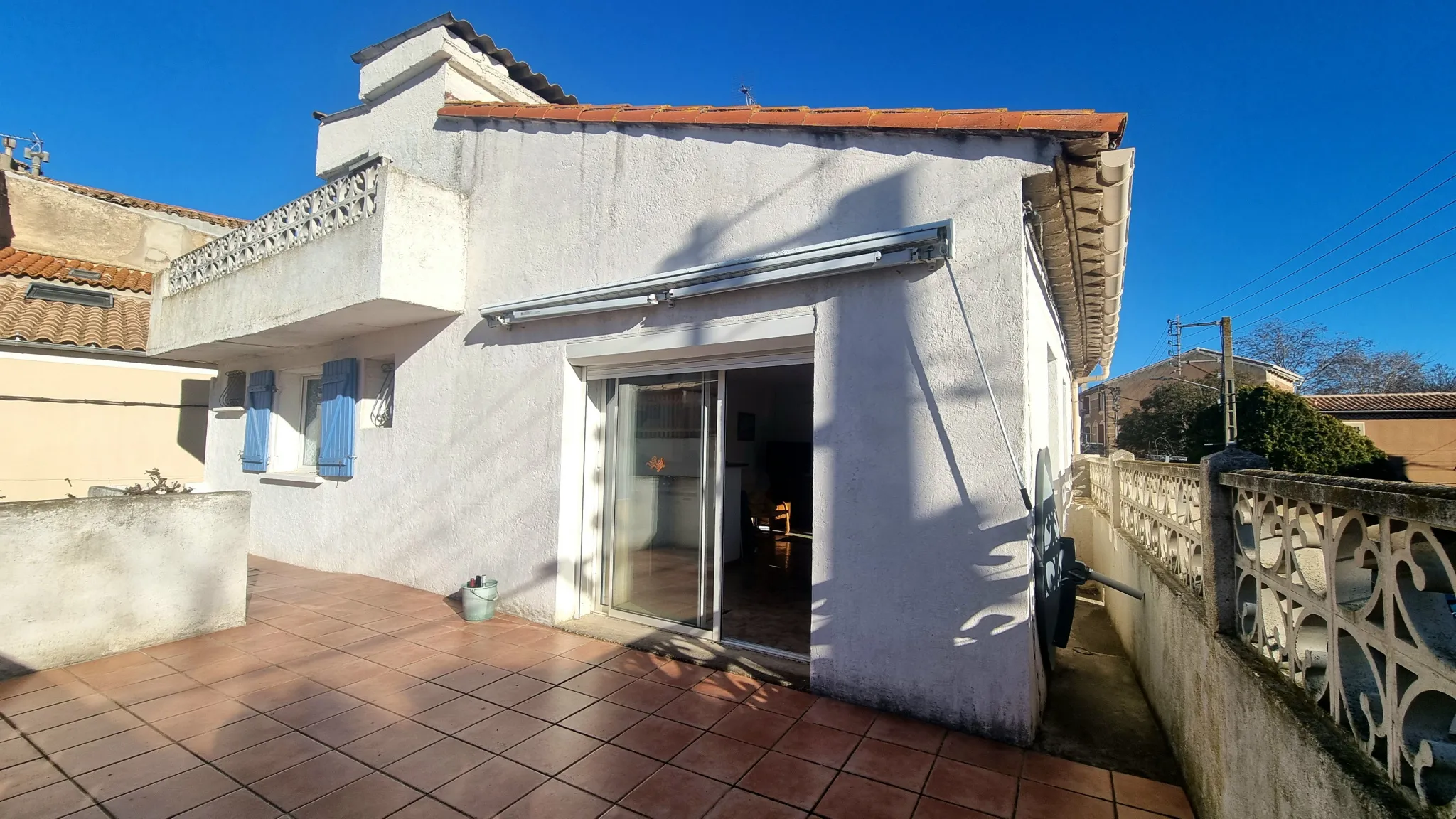 Maison familiale avec cour, terrasses et garage à Saint Marcel sur Aude 