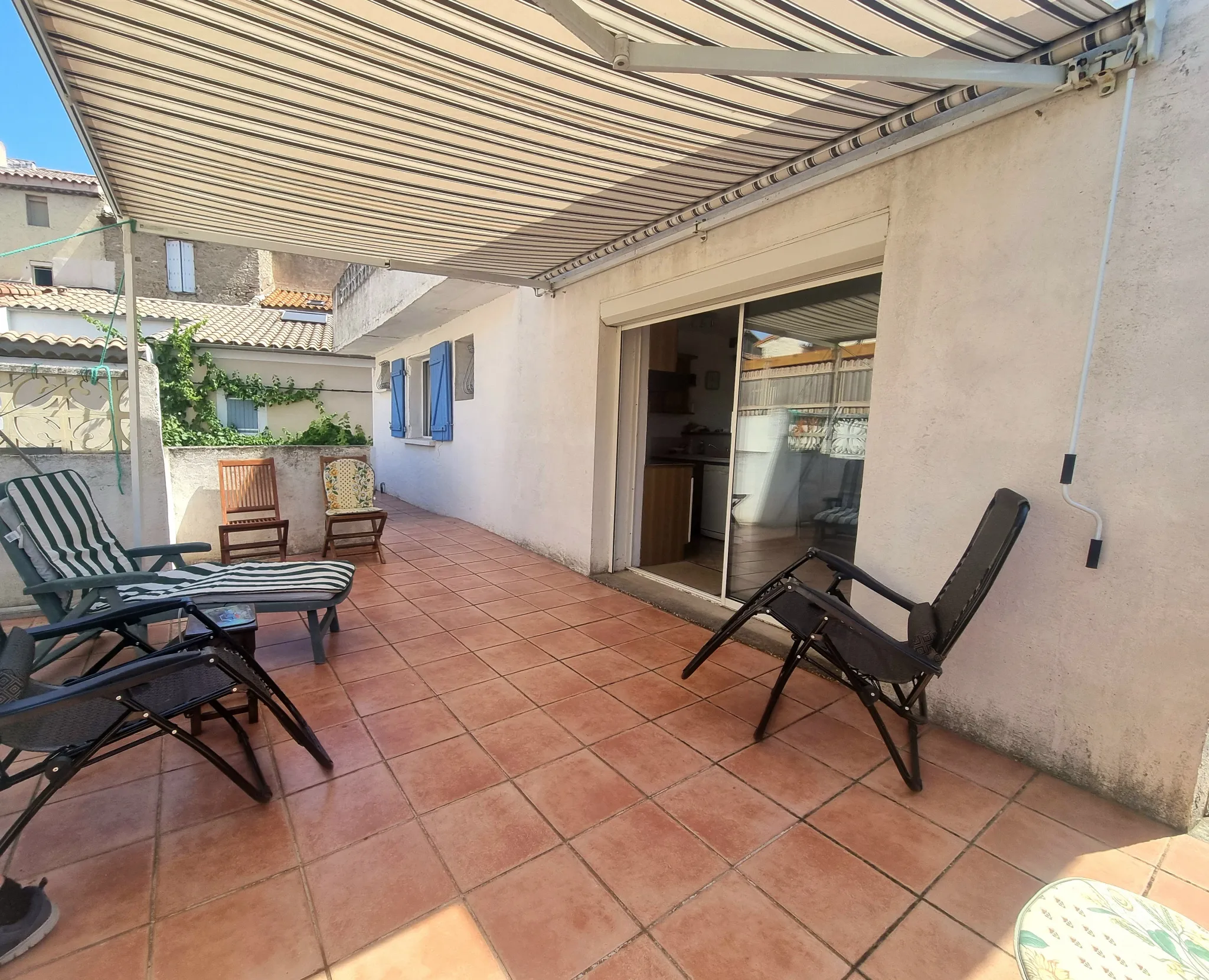 Maison familiale avec cour, terrasses et garage à Saint Marcel sur Aude 