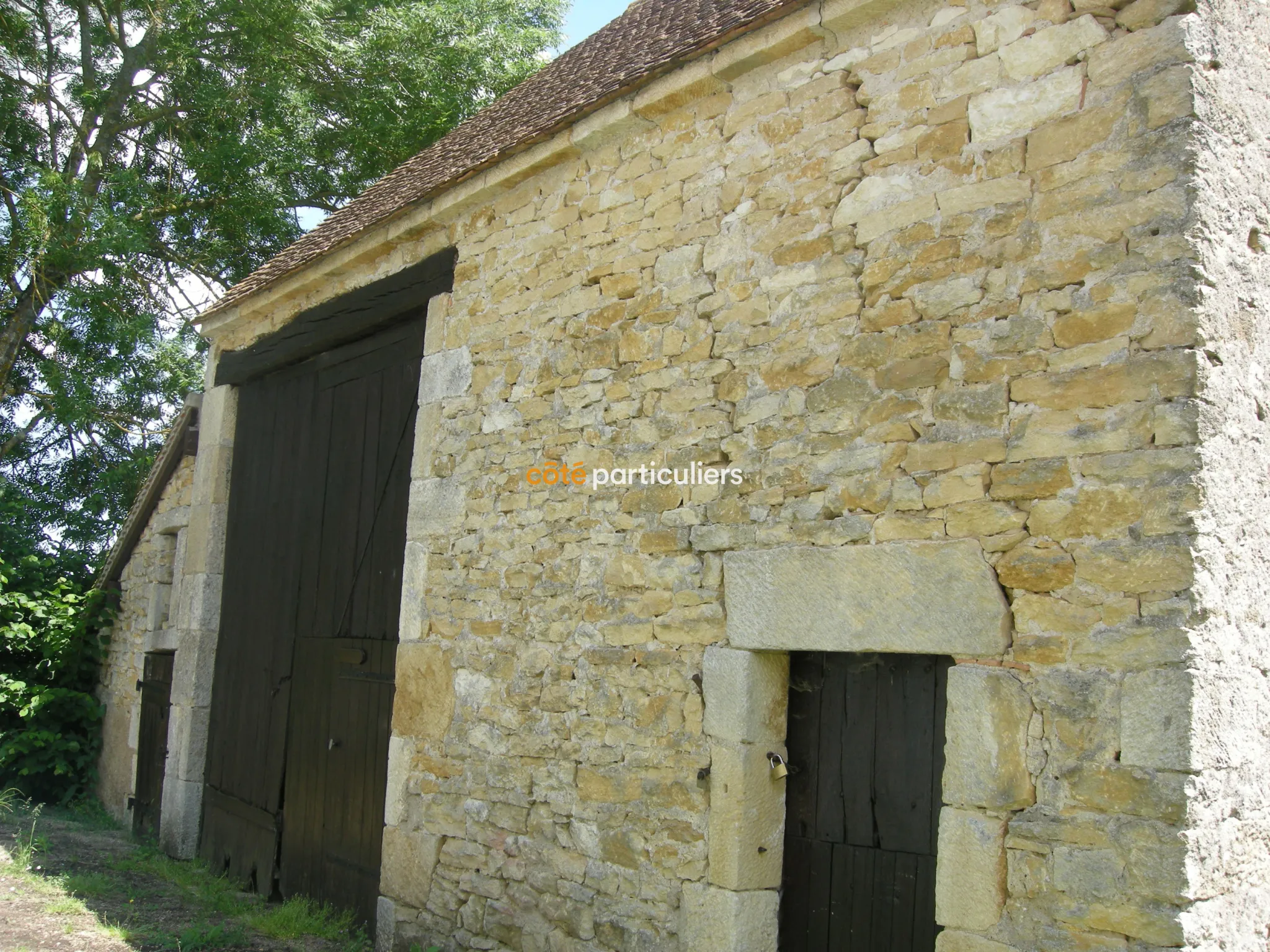 Maison de campagne T3 sur 1 600 m2 de terrain à Meillant 