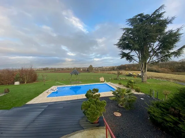 Pavillon de 138 m2 à COURCITÉ avec piscine 