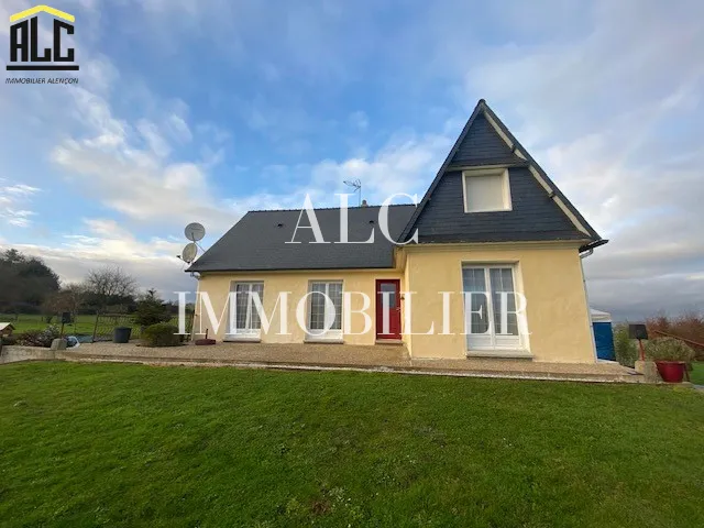 Pavillon de 138 m2 à COURCITÉ avec piscine 