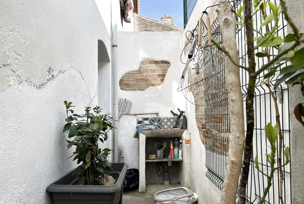 Maison de ville à Lézignan-Corbières avec 2 chambres et garage 