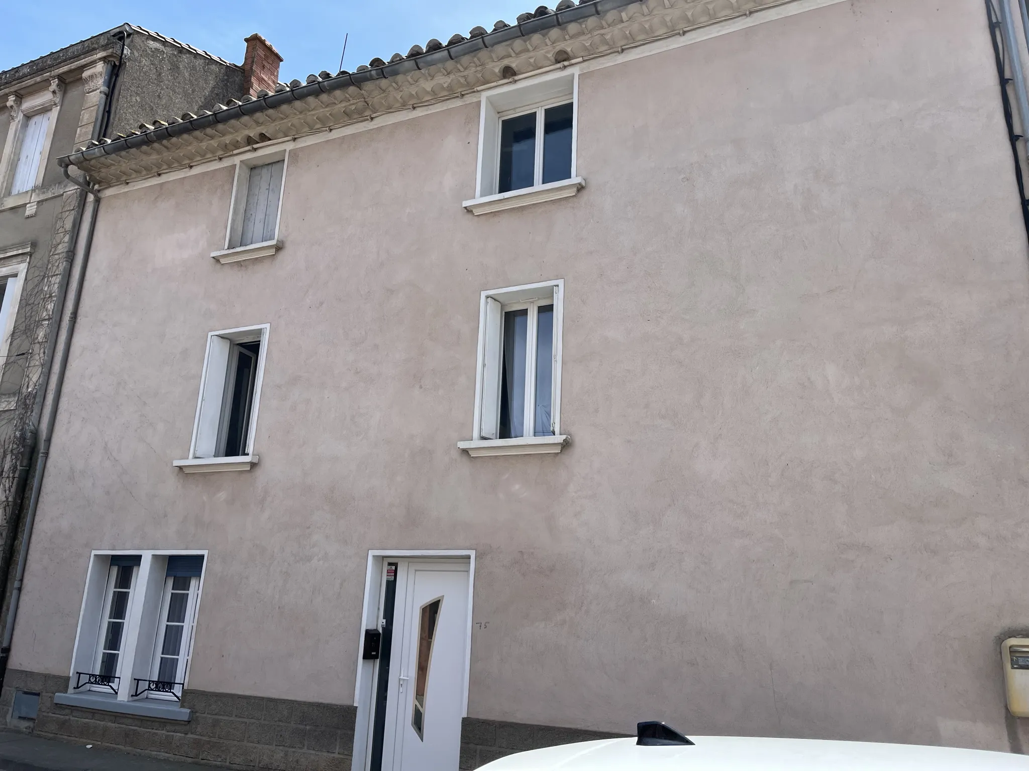 Maison de ville à Lézignan-Corbières avec 2 chambres et garage 