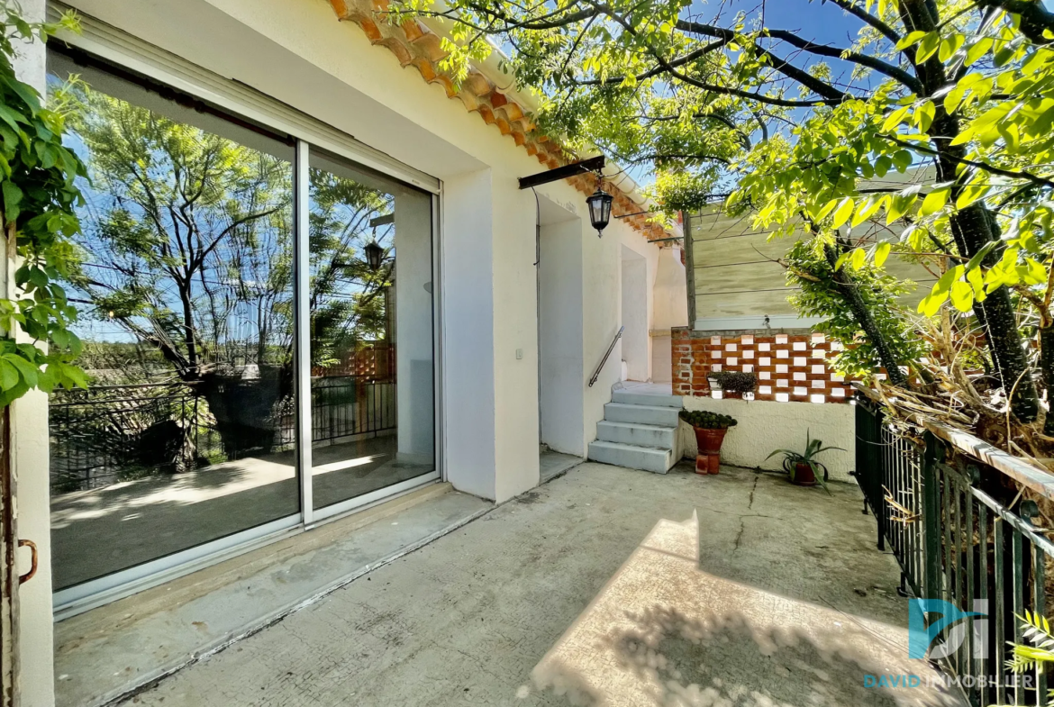 Maison Vigneronne T8 avec Terrasse, Garage et Dépendance à Pinet 