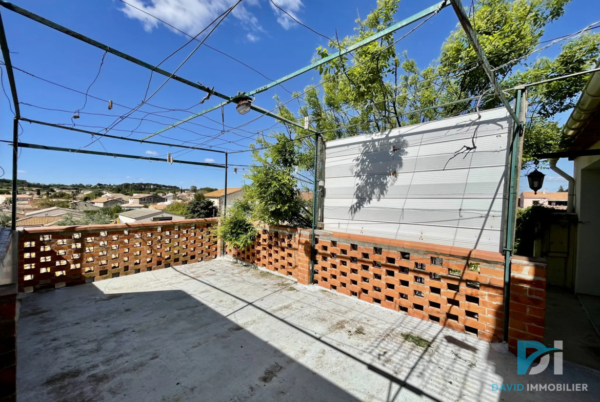 Maison Vigneronne T8 avec Terrasse, Garage et Dépendance à Pinet 