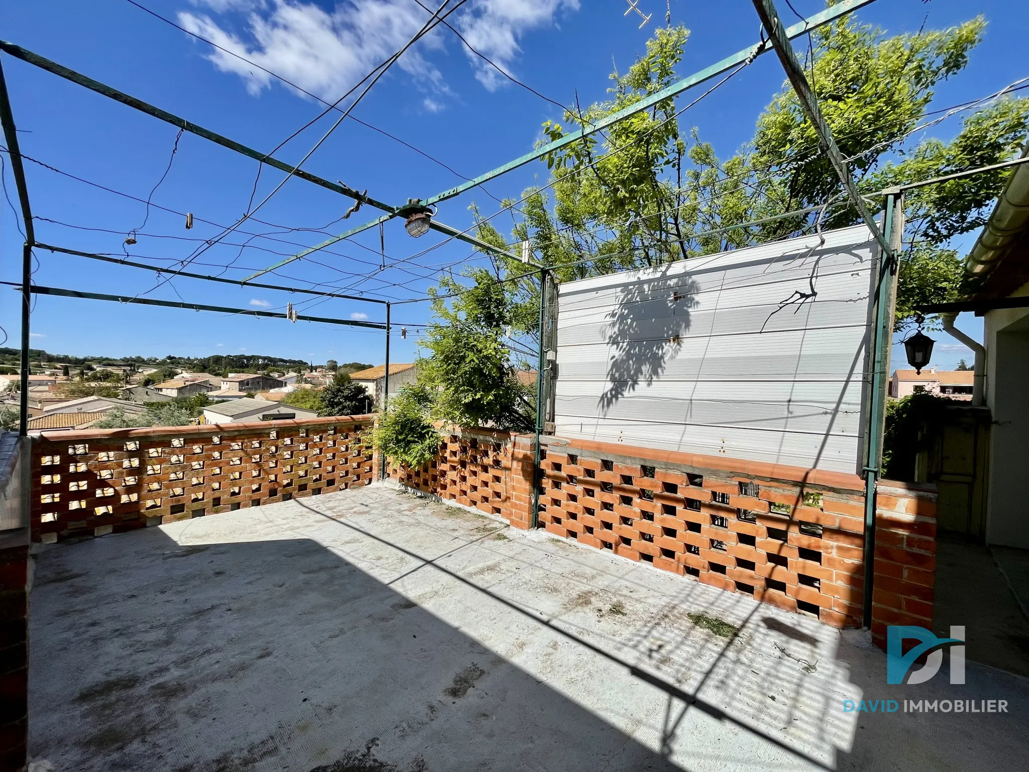 Maison Vigneronne T8 avec Terrasse, Garage et Dépendance à Pinet 