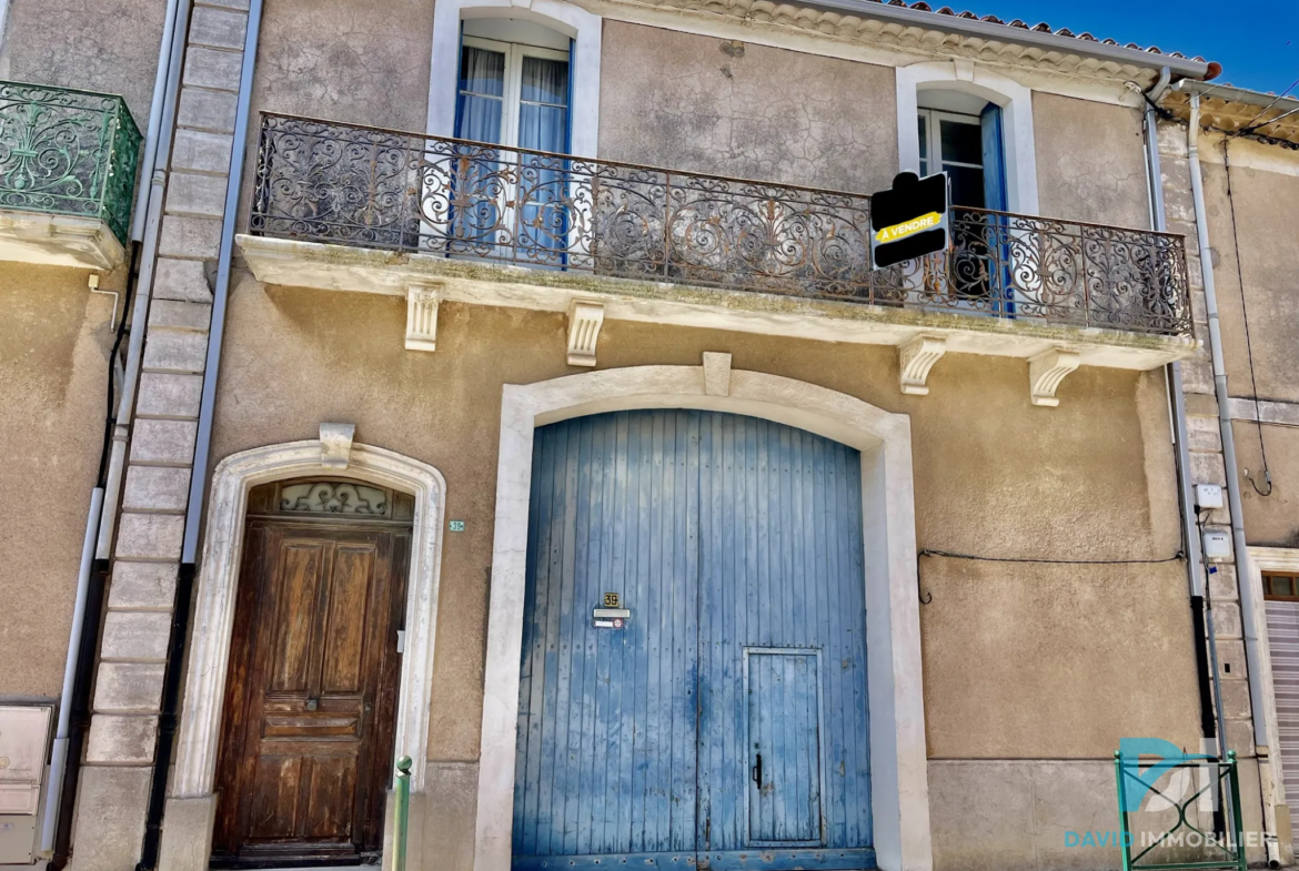 Maison Vigneronne T8 avec Terrasse, Garage et Dépendance à Pinet 