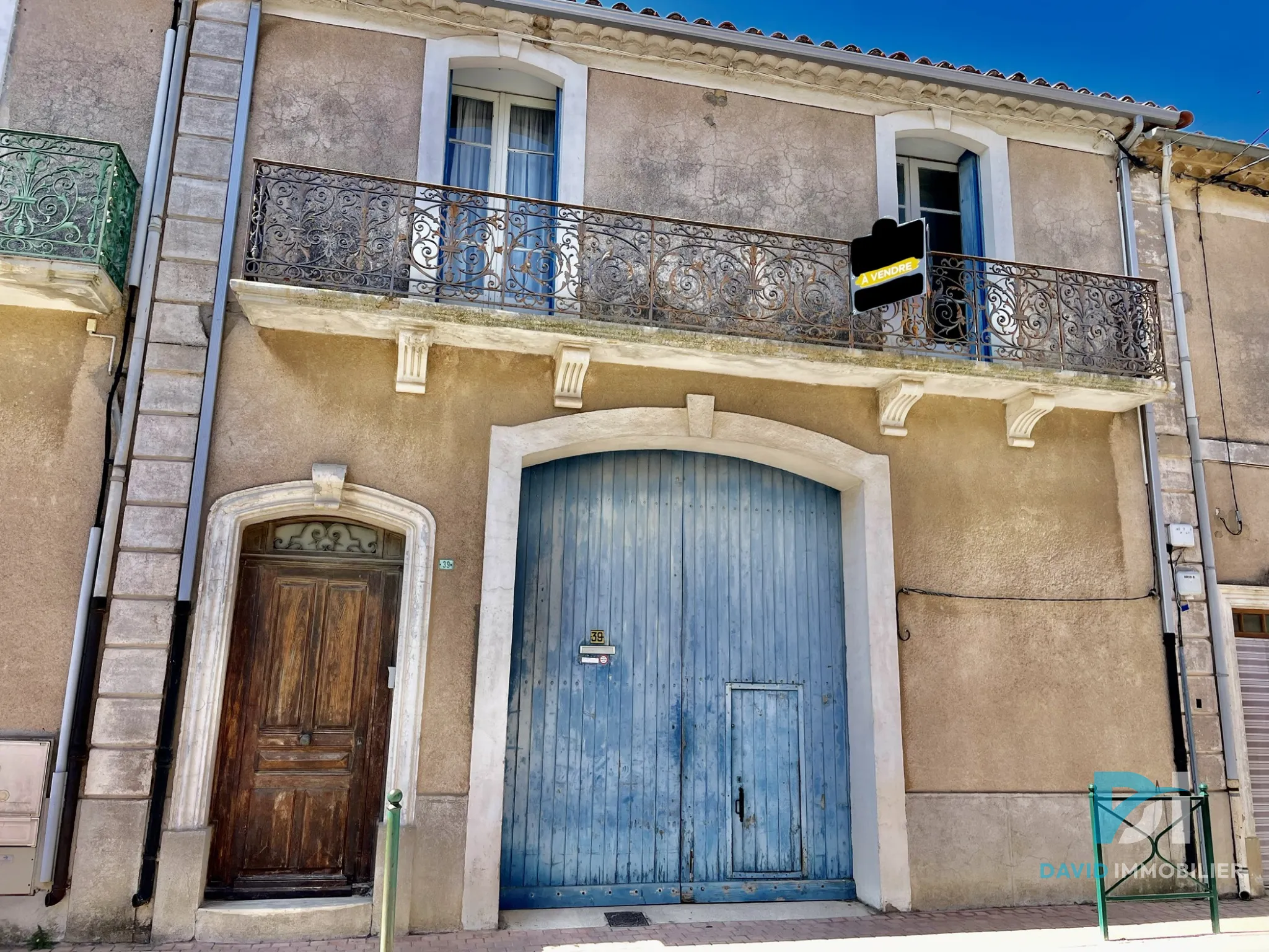 Maison Vigneronne T8 avec Terrasse, Garage et Dépendance à Pinet 