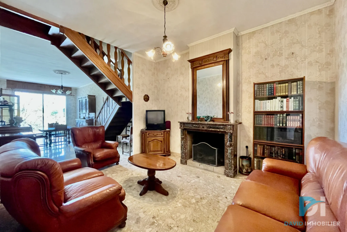 Maison Vigneronne T8 avec Terrasse, Garage et Dépendance à Pinet 