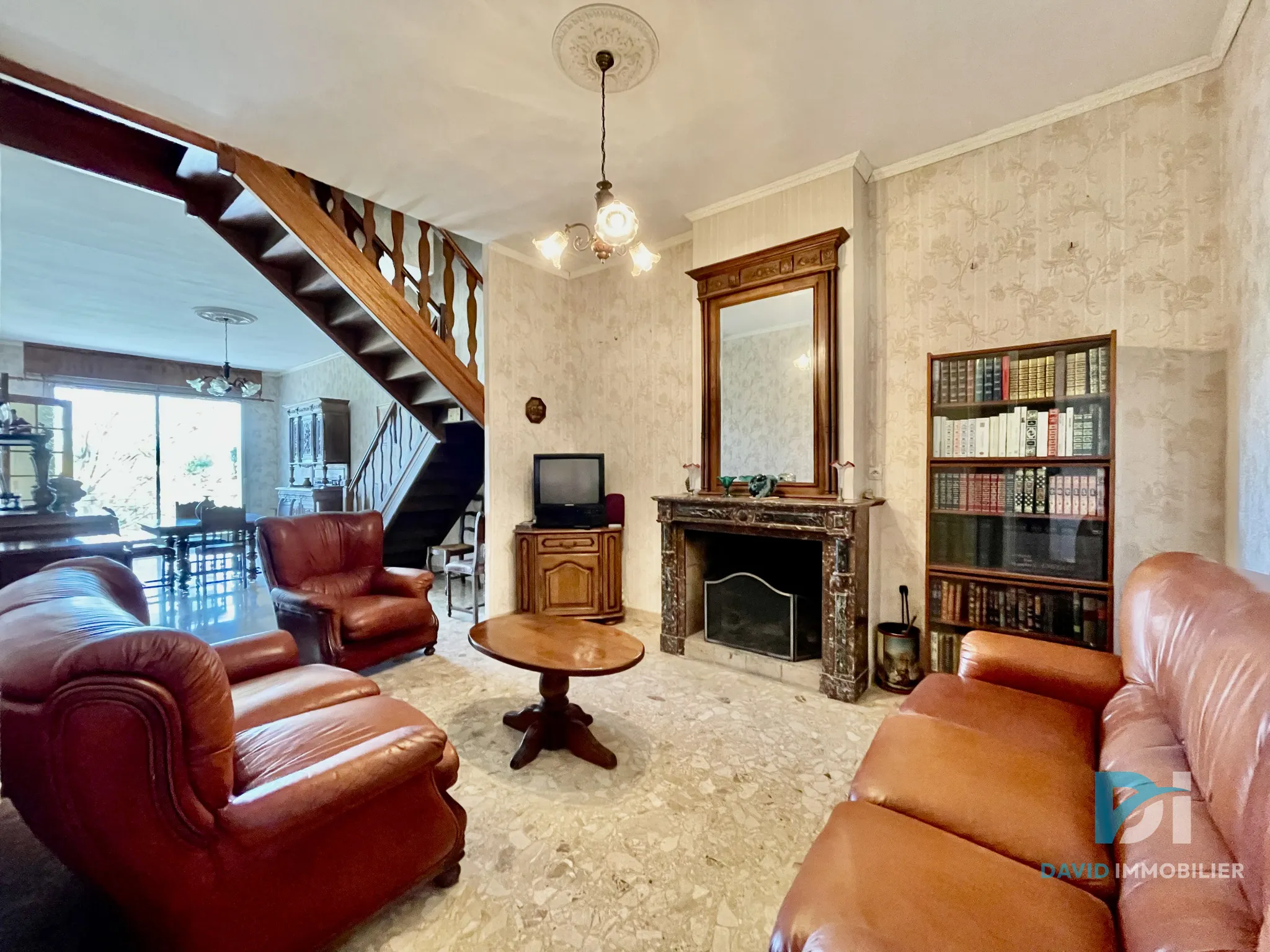 Maison Vigneronne T8 avec Terrasse, Garage et Dépendance à Pinet 