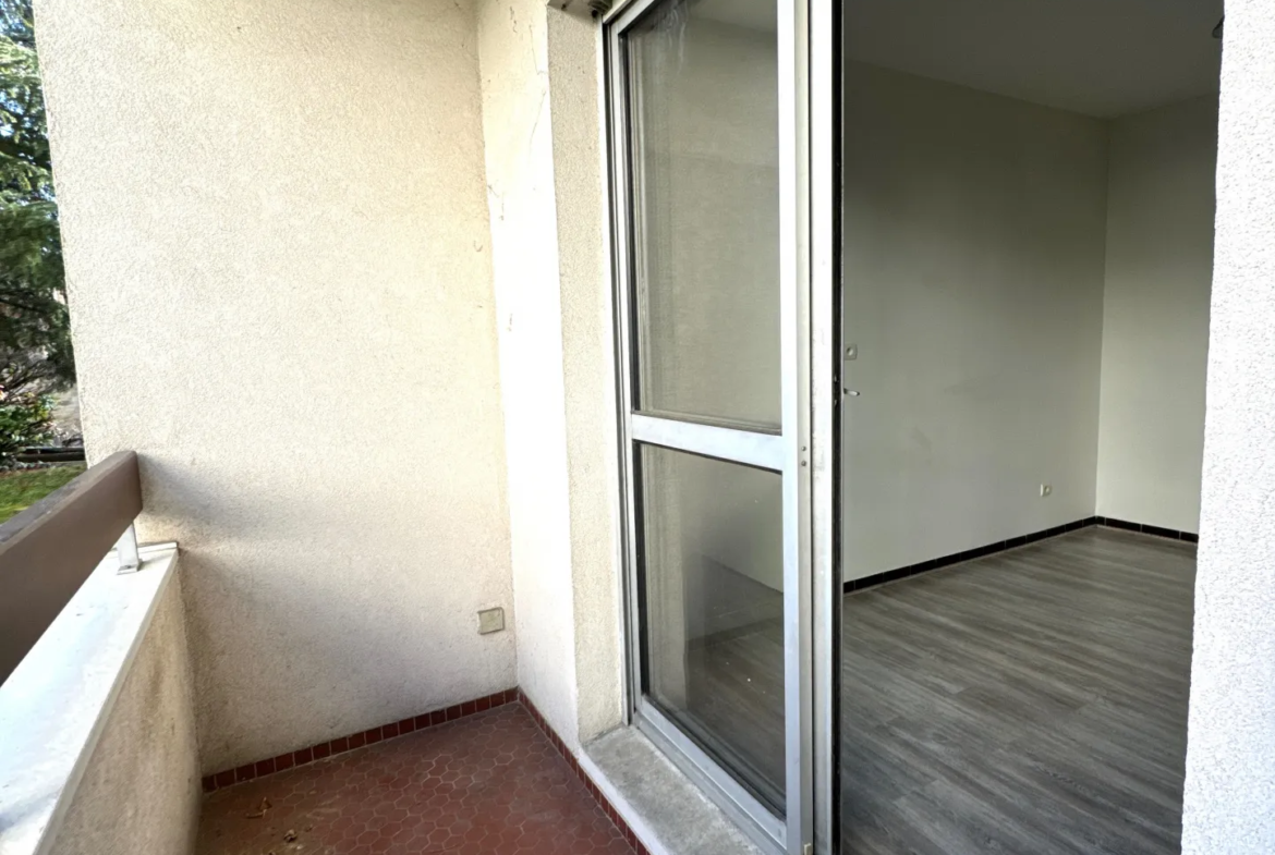 Appartement F3 avec Balcon, Cave et Garage a Saint-Priest-en-Jarez 