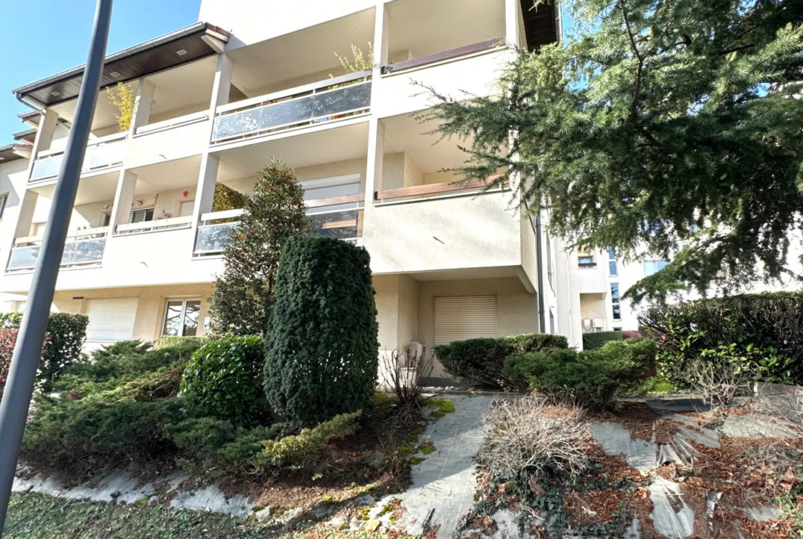 Appartement F3 avec Balcon, Cave et Garage a Saint-Priest-en-Jarez 